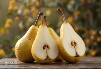 Кришке Босц крушке и цело воће на дасци за сечење