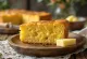 Cornbread са кукурузом исечен, златно-смеђе боје и меке текстуре