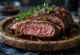 Димљени BBQ бут дивље свиње сервиран на тацни