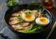 Halal ramen сервиран са пилетином, бок чојем и јајетом