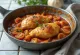 Каћаторе пилетина са карамелизованим луком, парадајз сосом и маслинама
