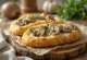 Фокача са белим луком, павлаком и печуркама, сервирана