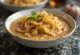 Сос од карамелизованог лука и белог лука сервиран