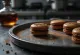 Макарони са медењацима и румом сервирани