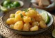 Papas arrugadas са морском сољу, печени до златно-смеђе боје и послужени са маслиновим уљем